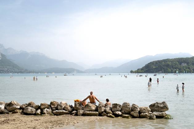 LAKE ANNECY PHOTOPQR LE DAUPHINE Tom PHAM VAN SUU Annecy August 27, 2026 In Annecy, Haute-Savoie, August 27, 2026 Lake Annecy is losing one centimeter of water per day, a sign of a severe drought. As it recedes, it reveals new beaches for swimmers—as if the tide had gone out. Photo by Tom Pham Van Suu, Le Dauphiné Libéré, Aug. 27, 2026, France, Annecy, Haute-Savoie, August 27, 2026 Lake Annecy is losing one centimeter of water a day—a sign of severe drought. As the water recedes, new beaches are revealed for swimmers. It is as if the tide had gone out. Annecy, Haute-Savoie, Rhône-Alpes, France Copyright: xPHOTOPQR LExDAUPHINE MAXPPPxTomxPHAMxVANxSUUx 20260827JDL4315 20260827JDL4315