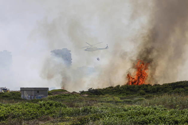 Several fire crews and aerial resources have been deployed to a fire in Gola de Pujol, in El Saler, Valencia. A helicopter during efforts to extinguish a wildfire on August 27, 2026, in Gola de Pujol, El Saler, Valencia, Valencian Community, Spain. Three aerial resources and six crews from the Valencia Municipal Fire Department are working to extinguish a fire that broke out in Gola de Pujol, within the Devesa de El Saler, a protected area belonging to the Albufera Natural Park. The fire has already necessitated preventive evacuations of Tower 1 of the residential complex in the Devesa de El Saler area and the parking lot, and has led to the preventive closure of the CV 500 highway, which connects this natural area with Valencia. AUGUST 27 Copyright: xRoberxSolsonax 7734514