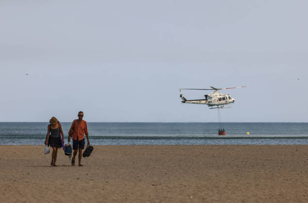 Several fire crews and aerial resources have been deployed to a fire in Gola de Pujol, in El Saler, Valencia. A helicopter during efforts to extinguish a wildfire on August 27, 2026, in Gola de Pujol, El Saler, Valencia, Valencian Community, Spain. Three aerial resources and six crews from the Valencia Municipal Fire Department are working to extinguish a fire that broke out in Gola de Pujol, within the Devesa de El Saler, a protected area belonging to the Albufera Natural Park. The fire has already necessitated preventive evacuations of Tower 1 of the residential complex in the Devesa de El Saler area and the parking lot, and has led to the preventive closure of the CV 500 highway, which connects this natural area with Valencia. AUGUST 27 Copyright: xRoberxSolsonax 7734515