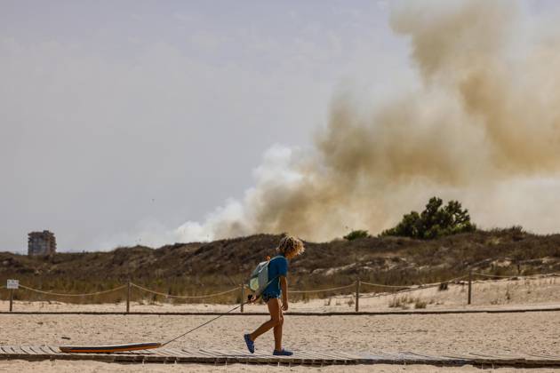 Several fire crews and aerial resources have been deployed to a fire in Gola de Pujol, in El Saler, Valencia. A person evacuates the beach during a wildfire on August 27, 2026, in Gola de Pujol, El Saler, Valencia, Valencian Community, Spain. Three aerial resources and six crews from the Valencia Municipal Fire Department are working to extinguish a fire that broke out in Gola de Pujol, within the Devesa de El Saler, a protected area belonging to the Albufera Natural Park. The fire has already forced preventive evacuations of Tower 1 in the Devesa de El Saler residential area and the parking lot, and has led to the preventive closure of the CV 500 highway, which connects this natural area with Valencia. AUGUST 27, 2026 FOREST FIRE El Saler Copyright: xRoberxSolsonax 7734528