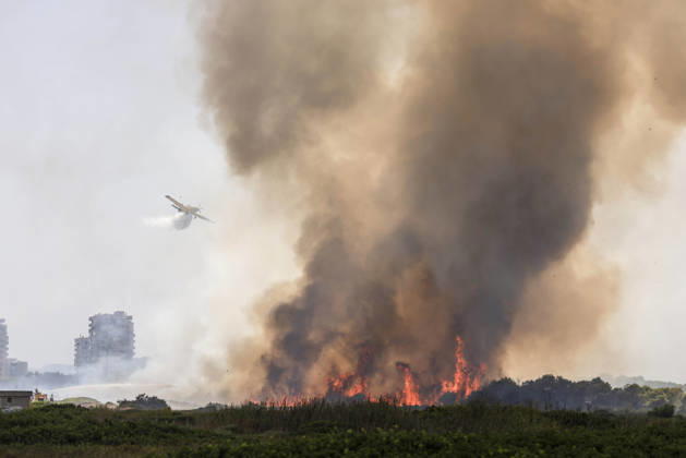 Several fire crews and aerial resources have been deployed to a fire in Gola de Pujol, in El Saler, Valencia. An aircraft during efforts to extinguish a wildfire, on August 27, 2026, in Gola de Pujol, El Saler, Valencia, Valencian Community, Spain. Three aerial resources and six crews from the Valencia Municipal Fire Department are working to extinguish a fire that broke out in Gola de Pujol, within the Devesa de El Saler, a protected area belonging to the Albufera Natural Park, which has already necessitated precautionary evacuations of Tower 1 of the residential complex in the Devesa de El Saler area and the parking lot, and has led to the preemptive closure of Highway CV 500, which connects this natural area with Valencia. AUGUST 27, 20 Copyright: xRoberxSolsonax 7734516