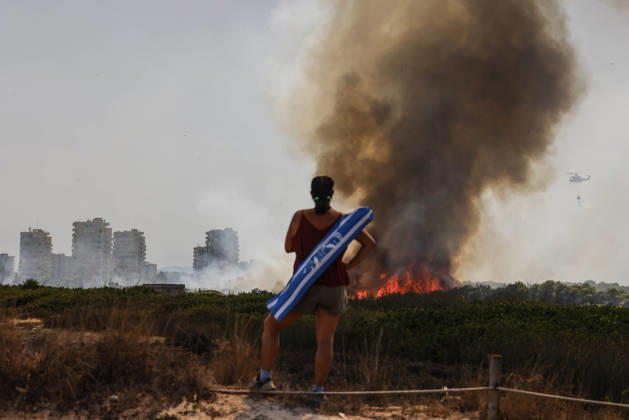 Several fire crews and aerial resources have been deployed to a fire in Gola de Pujol, in El Saler, Valencia. Flames and a column of smoke caused by a wildfire on August 27, 2026, in Gola de Pujol, El Saler, Valencia, Valencian Community, Spain. Three aerial resources and six crews from the Valencia Municipal Fire Department are working to extinguish a fire that broke out in Gola de Pujol, within the Devesa de El Saler, a protected area belonging to the Albufera Natural Park, which has already necessitated preventive evacuations of Tower 1 of the residential complex in the Devesa de El Saler area and the parking lot, and has led to the preventive closure of the CV 500 highway, which connects this natural area with Valencia. AUGUST 27, 2026 Copyright: xRoberxSolsonax 7734518
