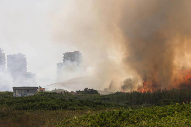 Several fire crews and aerial resources have been deployed to a fire in Gola de Pujol, in El Saler, Valencia. Flames and a column of smoke caused by a wildfire on August 27, 2026, in Gola de Pujol, El Saler, Valencia, Valencian Community, Spain. Three aerial resources and six crews from the Valencia Municipal Fire Department are working to extinguish a fire that broke out in Gola de Pujol, within the Devesa de El Saler, a protected area belonging to the Albufera Natural Park, which has already necessitated preventive evacuations of Tower 1 of the residential complex in the Devesa de El Saler area and the parking lot, and has led to the preventive closure of the CV 500 highway, which connects this natural area with Valencia. AUGUST 27, 2026 Copyright: xRoberxSolsonax 7734519