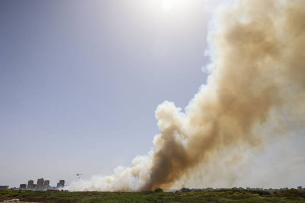 Several fire crews and aerial resources have been deployed to a fire in Gola de Pujol, in El Saler, Valencia. Flames and a column of smoke caused by a wildfire on August 27, 2026, in Gola de Pujol, El Saler, Valencia, Valencian Community, Spain. Three aerial resources and six crews from the Valencia Municipal Fire Department are working to extinguish a fire that broke out in Gola de Pujol, within the Devesa de El Saler, a protected area belonging to the Albufera Natural Park, which has already necessitated preventive evacuations of Tower 1 of the residential complex in the Devesa de El Saler area and the parking lot, and has led to the preventive closure of the CV 500 highway, which connects this natural area with Valencia. AUGUST 27, 2026 Copyright: xRoberxSolsonax 7734520