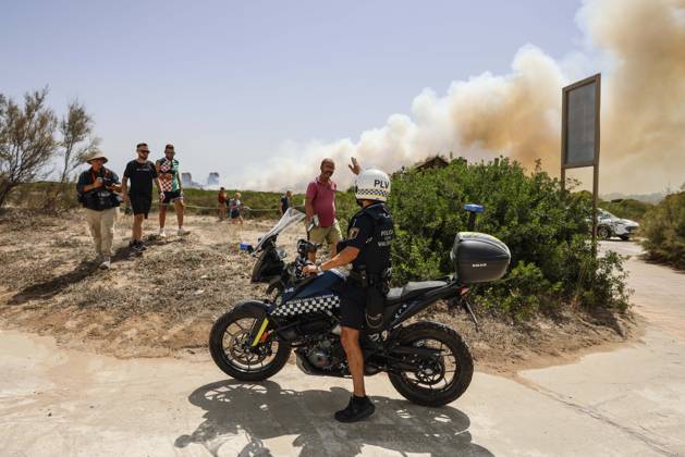Several fire crews and aerial resources have been deployed to a fire in Gola de Pujol, in El Saler, Valencia. Police evacuate the beach during a wildfire on August 27, 2026, in Gola de Pujol, El Saler, Valencia, Valencian Community, Spain. Three aerial resources and six crews from the Valencia Municipal Fire Department are working to extinguish a fire that broke out in Gola de Pujol, within the Devesa de El Saler, a protected area belonging to the Albufera Natural Park. The fire has already necessitated precautionary evacuations of Tower 1 in the Devesa de El Saler residential area and the parking lot, and has led to the preventive closure of the CV 500 highway, which connects this natural area with Valencia. AUGUST 27, 2026 FOREST FIRE El Copyright: xRoberxSolsonax 7734523