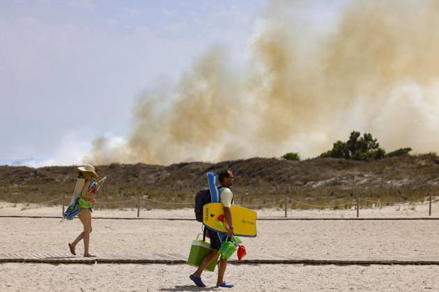 Several fire crews and aerial resources have been deployed to a fire in Gola de Pujol, in El Saler, Valencia. Several people are evacuating the beach during a wildfire on August 27, 2026, in Gola de Pujol, El Saler, Valencia, Valencian Community, Spain. Three aerial resources and six crews from the Valencia Municipal Fire Department are working to extinguish a fire that broke out in Gola de Pujol, within the Devesa de El Saler, a protected area belonging to the Albufera Natural Park, which has already necessitated precautionary evacuations of residential Tower 1 in the Devesa de El Saler area and the parking lot, and has led to the precautionary closure of the CV 500 highway, which connects this natural area with Valencia. AUGUST 27, 2026 Copyright: xRoberxSolsonax 7734524