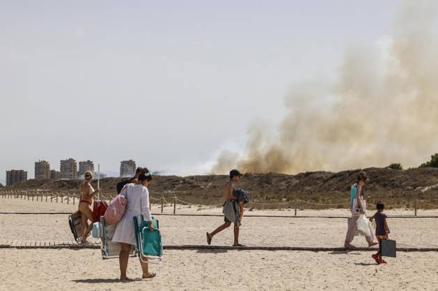 Several fire crews and aerial resources have been deployed to a fire in Gola de Pujol, in El Saler, Valencia. Several people are evacuating the beach during a wildfire on August 27, 2026, in Gola de Pujol, El Saler, Valencia, Valencian Community, Spain. Three aerial resources and six crews from the Valencia Municipal Fire Department are working to extinguish a fire that broke out in Gola de Pujol, within the Devesa de El Saler, a protected area belonging to the Albufera Natural Park, which has already necessitated precautionary evacuations of residential Tower 1 in the Devesa de El Saler area and the parking lot, and has led to the precautionary closure of the CV 500 highway, which connects this natural area with Valencia. AUGUST 27, 2026 Copyright: xRoberxSolsonax 7734525