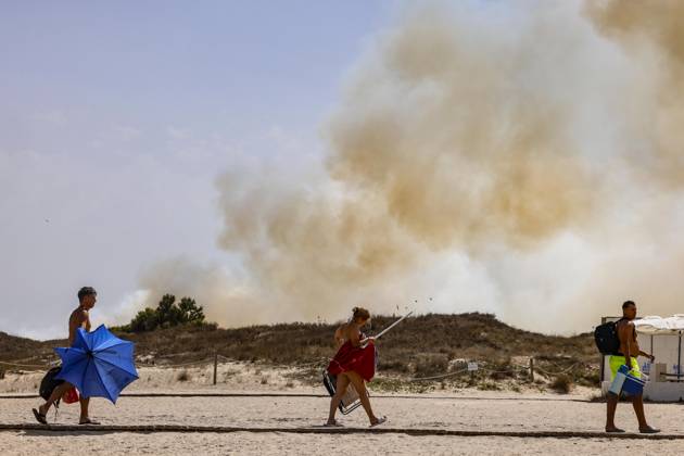 Several fire crews and aerial resources have been deployed to a fire in Gola de Pujol, in El Saler, Valencia. Several people are evacuating the beach during a wildfire on August 27, 2026, in Gola de Pujol, El Saler, Valencia, Valencian Community, Spain. Three aerial resources and six crews from the Valencia Municipal Fire Department are working to extinguish a fire that broke out in Gola de Pujol, within the Devesa de El Saler, a protected area belonging to the Albufera Natural Park, which has already necessitated precautionary evacuations of residential Tower 1 in the Devesa de El Saler area and the parking lot, and has led to the precautionary closure of the CV 500 highway, which connects this natural area with Valencia. AUGUST 27, 2026 Copyright: xRoberxSolsonax 7734526