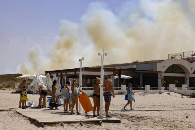 Several fire crews and aerial resources have been deployed to a fire in Gola de Pujol, in El Saler, Valencia. Several people are evacuating the beach during a wildfire on August 27, 2026, in Gola de Pujol, El Saler, Valencia, Valencian Community, Spain. Three aerial resources and six crews from the Valencia Municipal Fire Department are working to extinguish a fire that broke out in Gola de Pujol, within the Devesa de El Saler, a protected area belonging to the Albufera Natural Park, which has already necessitated precautionary evacuations of residential Tower 1 in the Devesa de El Saler area and the parking lot, and has led to the precautionary closure of the CV 500 highway, which connects this natural area with Valencia. AUGUST 27, 2026 Copyright: xRoberxSolsonax 7734527