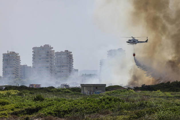 Several fire crews and aerial resources have been deployed to a fire in Gola de Pujol, in El Saler, Valencia. A helicopter during efforts to extinguish a wildfire on August 27, 2026, in Gola de Pujol, El Saler, Valencia, Valencian Community, Spain. Three aerial resources and six crews from the Valencia Municipal Fire Department are working to extinguish a fire that broke out in Gola de Pujol, within the Devesa de El Saler, a protected area belonging to the Albufera Natural Park. The fire has already necessitated preventive evacuations of Tower 1 of the residential complex in the Devesa de El Saler area and the parking lot, and has led to the preventive closure of the CV 500 highway, which connects this natural area with Valencia. AUGUST 27 Copyright: xRoberxSolsonax 7734513