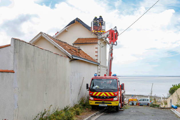 RECORD DATE NOT STATED Fouras, the storm on Wednesday, August 26, 2026; damage along the southern coast of Fouras Romuald Augé MAXPPP Fouras 27082026 Romuald Augé MAXPPP Thursday, August 27, 2026, in the aftermath of the strong winds that struck the Atlantic coast on Wednesday, August 26, villas on the southern coast of Fouras were heavily affected; firefighters are on site repairing the damage. Fouras, France, Aug. 27, 2026 In the wake of the strong winds that struck the Atlantic coast on Wednesday, August 26, villas on the southern coast of Fouras were heavily affected; firefighters are on site repairing the damage. Fouras, southern coast, France  Copyright: xMAXPPPxRomualdxAugéx AUG202608274409 AUG202608274409