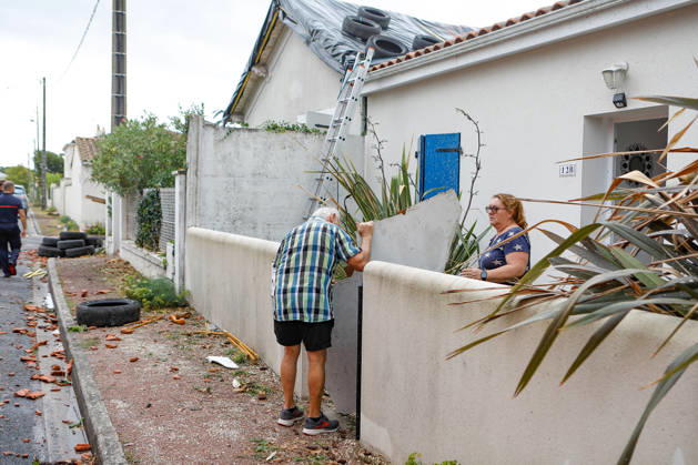 RECORD DATE NOT STATED Fouras, the storm on Wednesday, August 26, 2026; damage along the southern coast of Fouras Romuald Augé MAXPPP Fouras 27082026 Romuald Augé MAXPPP Thursday, August 27, 2026, in the aftermath of the strong winds that struck the Atlantic coast on Wednesday, August 26, villas on the southern coast of Fouras were heavily affected; firefighters are on site repairing the damage. Fouras, France, Aug. 27, 2026 In the wake of the strong winds that struck the Atlantic coast on Wednesday, August 26, villas on the southern coast of Fouras were heavily affected; firefighters are on site repairing the damage. Fouras, southern coast, France  Copyright: xMAXPPPxRomualdxAugéx AUG202608274428 AUG202608274428
