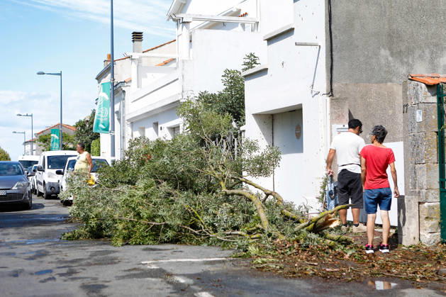 RECORD DATE NOT STATED Fouras, the storm on Wednesday, August 26, 2026; damage along the southern coast of Fouras Romuald Augé MAXPPP Fouras 27082026 Romuald Augé MAXPPP Thursday, August 27, 2026, in the aftermath of the strong winds that struck the Atlantic coast on Wednesday, August 26, villas on the southern coast of Fouras were heavily affected; firefighters are on site repairing the damage. Fouras, France, Aug. 27, 2026 In the wake of the strong winds that struck the Atlantic coast on Wednesday, August 26, villas on the southern coast of Fouras were heavily affected; firefighters are on site repairing the damage. Fouras, southern coast, France  Copyright: xMAXPPPxRomualdxAugéx AUG202608274429 AUG202608274429