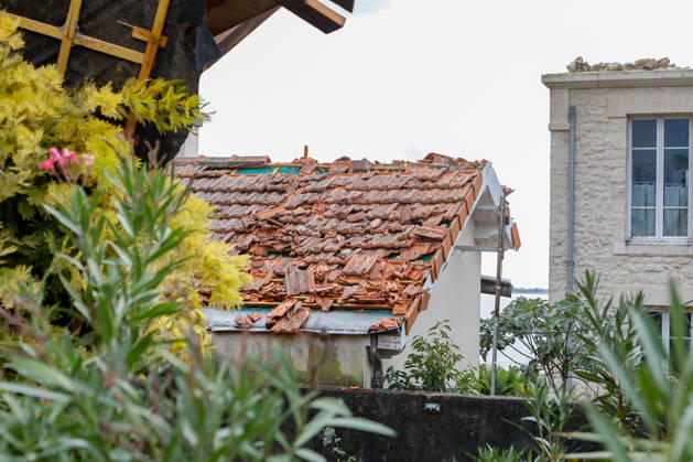 RECORD DATE NOT STATED Fouras, the storm on Wednesday, August 26, 2026; damage along the southern coast of Fouras Romuald Augé MAXPPP Fouras 27082026 Romuald Augé MAXPPP Thursday, August 27, 2026, in the aftermath of the strong winds that struck the Atlantic coast on Wednesday, August 26, villas on the southern coast of Fouras were heavily affected; firefighters are on site repairing the damage. Fouras, France, Aug. 27, 2026 In the wake of the strong winds that struck the Atlantic coast on Wednesday, August 26, villas on the southern coast of Fouras were heavily affected; firefighters are on site repairing the damage. Fouras, southern coast, France  Copyright: xMAXPPPxRomualdxAugéx AUG202608274430 AUG202608274430