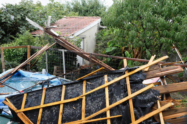 RECORD DATE NOT STATED Fouras, the storm on Wednesday, August 26, 2026; damage along the southern coast of Fouras Romuald Augé MAXPPP Fouras 27082026 Romuald Augé MAXPPP Thursday, August 27, 2026, in the aftermath of the strong winds that struck the Atlantic coast on Wednesday, August 26, villas on the southern coast of Fouras were heavily affected; firefighters are on site repairing the damage. Fouras, France, Aug. 27, 2026 In the wake of the strong winds that struck the Atlantic coast on Wednesday, August 26, villas on the southern coast of Fouras were heavily affected; firefighters are on site repairing the damage. Fouras, southern coast, France  Copyright: xMAXPPPxRomualdxAugéx AUG202608274431 AUG202608274431