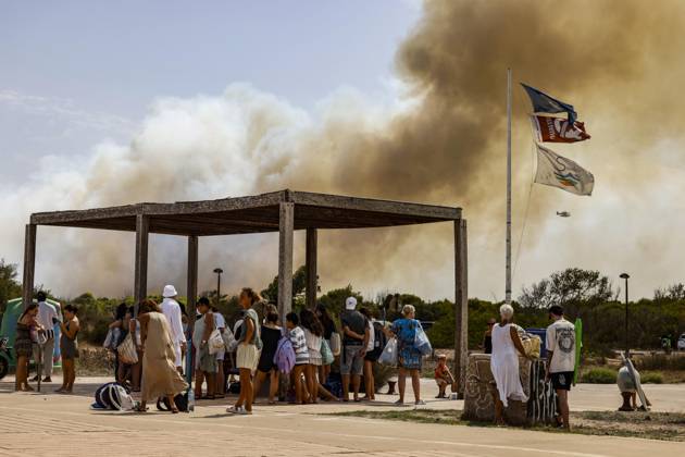 Several fire crews and aerial resources have been deployed to a fire in Gola de Pujol, in El Saler, Valencia. Several people are evacuating the beach during a wildfire on August 27, 2026, in Gola de Pujol, El Saler, Valencia, Valencian Community, Spain. Three aerial resources and six crews from the Valencia Municipal Fire Department are working to extinguish a fire that broke out in Gola de Pujol, within the Devesa de El Saler, a protected area belonging to the Albufera Natural Park, which has already forced preventive evacuations of Tower 1 of the residential complex in the Devesa de El Saler area and the parking lot, and has led to the preventive closure of the CV 500 highway, which connects this natural area with Valencia. AUGUST 27, 20 Copyright: xRoberxSolsonax 7734538
