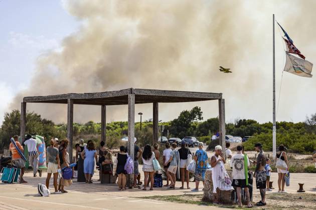 Several fire crews and aerial resources have been deployed to a fire in Gola de Pujol, in El Saler, Valencia. Several people are evacuating the beach during a wildfire on August 27, 2026, in Gola de Pujol, El Saler, Valencia, Valencian Community, Spain. Three aerial firefighting resources and six crews from the Valencia Municipal Fire Department are working to extinguish a fire that broke out in Gola de Pujol, within the Devesa de El Saler, a protected area belonging to the Albufera Natural Park. The fire has already forced the preventive evacuation of Tower 1 of the residential complex in the Devesa de El Saler area and the parking lot, and has led to the preventive closure of the CV 500 highway, which connects this natural area with Vale Copyright: xRoberxSolsonax 7734537