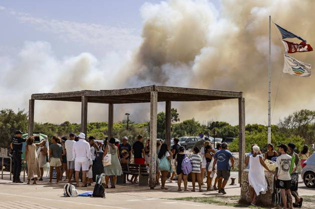 Several fire crews and aerial resources have been deployed to a fire in Gola de Pujol, in El Saler, Valencia. Several people are evacuating the beach during a wildfire on August 27, 2026, in Gola de Pujol, El Saler, Valencia, Valencian Community, Spain. Three aerial firefighting resources and six crews from the Valencia Municipal Fire Department are working to extinguish a fire that broke out in Gola de Pujol, within the Devesa de El Saler, a protected area belonging to the Albufera Natural Park. The fire has already forced the preventive evacuation of Tower 1 of the residential complex in the Devesa de El Saler area and the parking lot, and has led to the preventive closure of the CV 500 highway, which connects this natural area with Vale Copyright: xRoberxSolsonax 7734539