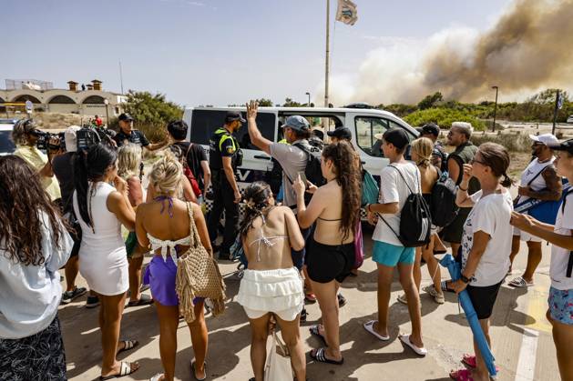 Several fire crews and aerial resources have been deployed to a fire in Gola de Pujol, in El Saler, Valencia. Several people are evacuating the beach during a wildfire on August 27, 2026, in Gola de Pujol, El Saler, Valencia, Valencian Community, Spain. Three aerial firefighting resources and six crews from the Valencia Municipal Fire Department are working to extinguish a fire that broke out in Gola de Pujol, within the Devesa de El Saler, a protected area belonging to the Albufera Natural Park. The fire has already forced the preventive evacuation of Tower 1 of the residential complex in the Devesa de El Saler area and the parking lot, and has led to the preventive closure of the CV 500 highway, which connects this natural area with Vale Copyright: xRoberxSolsonax 7734540