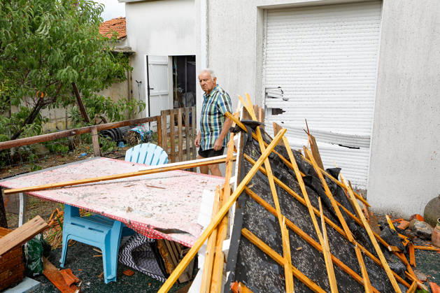 RECORD DATE NOT STATED Fouras, the storm on Wednesday, August 26, 2026; damage along the southern coast of Fouras Romuald Augé MAXPPP Fouras 27082026 Romuald Augé MAXPPP Thursday, August 27, 2026, in the aftermath of the strong winds that struck the Atlantic coast on Wednesday, August 26, villas on the southern coast of Fouras were heavily affected; firefighters are on site repairing the damage. Fouras, France, August 27, 2026 In the wake of the strong winds that struck the Atlantic coast on Wednesday, August 26, villas on the southern coast of Fouras were heavily affected; firefighters are on site repairing the damage. Fouras, seafront, southern coast, France  Copyright: xMAXPPPxRomualdxAugéx AUG202608274410 AUG202608274410