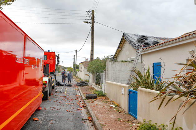 RECORD DATE NOT STATED Fouras, the storm on Wednesday, August 26, 2026; damage along the southern coast of Fouras Romuald Augé MAXPPP Fouras 27082026 Romuald Augé MAXPPP Thursday, August 27, 2026, in the aftermath of the strong winds that struck the Atlantic coast on Wednesday, August 26, villas on the southern coast of Fouras were heavily affected; firefighters are on site repairing the damage. Fouras, France, August 27, 2026 In the wake of the strong winds that struck the Atlantic coast on Wednesday, August 26, villas on the southern coast of Fouras were heavily affected; firefighters are on site repairing the damage. Fouras, seafront, southern coast, France  Copyright: xMAXPPPxRomualdxAugéx AUG202608274416 AUG202608274416