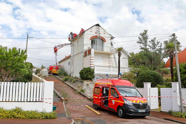 RECORD DATE NOT STATED Fouras, the storm on Wednesday, August 26, 2026; damage along the southern coast of Fouras Romuald Augé MAXPPP Fouras 27082026 Romuald Augé MAXPPP Thursday, August 27, 2026, in the aftermath of the strong winds that struck the Atlantic coast on Wednesday, August 26, villas on the southern coast of Fouras were heavily affected; firefighters are on site repairing the damage. Fouras, France, Aug. 27, 2026 In the wake of the strong winds that struck the Atlantic coast on Wednesday, August 26, villas on the southern coast of Fouras were heavily affected; firefighters are on site repairing the damage. Fouras, waterfront, southern coast, France  Copyright: xMAXPPPxRomualdxAugéx AUG202608274417 AUG202608274417