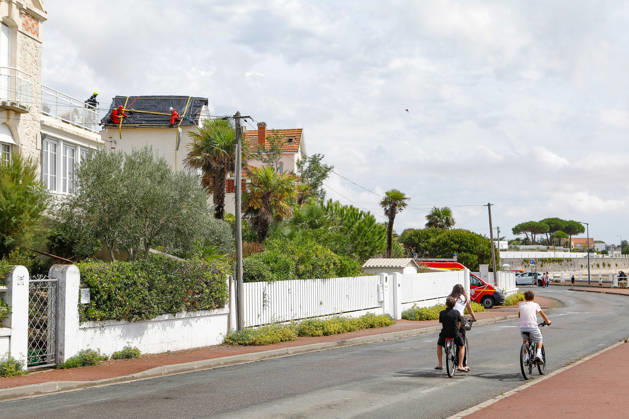 RECORD DATE NOT STATED Fouras, the storm on Wednesday, August 26, 2026; damage along the southern coast of Fouras Romuald Augé MAXPPP Fouras 27082026 Romuald Augé MAXPPP Thursday, August 27, 2026, in the aftermath of the strong winds that struck the Atlantic coast on Wednesday, August 26, villas on the southern coast of Fouras were heavily affected; firefighters are on site repairing the damage. Fouras, France, Aug. 27, 2026 In the wake of the strong winds that struck the Atlantic coast on Wednesday, August 26, villas on the southern coast of Fouras were heavily affected; firefighters are on site repairing the damage. Fouras, waterfront, southern coast, France  Copyright: xMAXPPPxRomualdxAugéx AUG202608274421 AUG202608274421