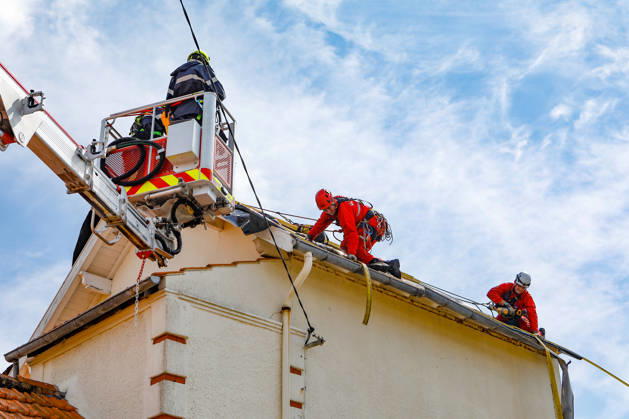 RECORD DATE NOT STATED Fouras, the storm on Wednesday, August 26, 2026; damage along the southern coast of Fouras Romuald Augé MAXPPP Fouras 27082026 Romuald Augé MAXPPP Thursday, August 27, 2026, in the aftermath of the strong winds that struck the Atlantic coast on Wednesday, August 26, villas on the southern coast of Fouras were heavily affected; firefighters are on site repairing the damage. Fouras, France, Aug. 27, 2026 In the wake of the strong winds that struck the Atlantic coast on Wednesday, August 26, villas on the southern coast of Fouras were heavily affected; firefighters are on site repairing the damage. Fouras, waterfront, southern coast, France  Copyright: xMAXPPPxRomualdxAugéx AUG202608274422 AUG202608274422