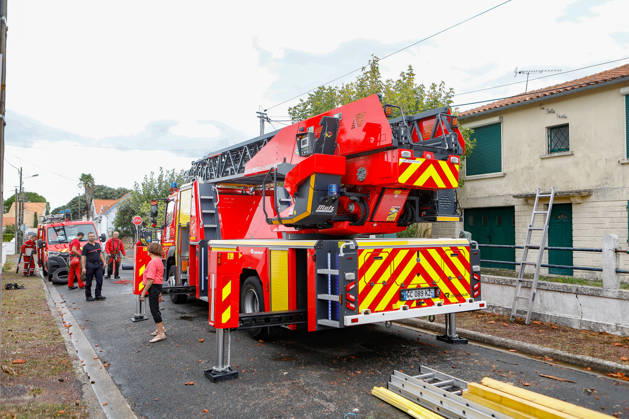 RECORD DATE NOT STATED Fouras, the storm on Wednesday, August 26, 2026; damage along the southern coast of Fouras Romuald Augé MAXPPP Fouras 27082026 Romuald Augé MAXPPP Thursday, August 27, 2026, in the aftermath of the strong winds that struck the Atlantic coast on Wednesday, August 26, villas on the southern coast of Fouras were heavily affected; firefighters are on site repairing the damage. Fouras, France, Aug. 27, 2026 In the wake of the strong winds that struck the Atlantic coast on Wednesday, August 26, villas on the southern coast of Fouras were heavily affected; firefighters are on site repairing the damage. Fouras, waterfront, southern coast, France  Copyright: xMAXPPPxRomualdxAugéx AUG202608274424 AUG202608274424