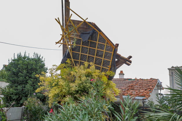 RECORD DATE NOT STATED Fouras, the storm on Wednesday, August 26, 2026; damage along the southern coast of Fouras Romuald Augé MAXPPP Fouras 27082026 Romuald Augé MAXPPP Thursday, August 27, 2026, in the aftermath of the strong winds that struck the Atlantic coast on Wednesday, August 26, villas on the southern coast of Fouras were heavily affected; firefighters are on site repairing the damage. Fouras, France, Aug. 27, 2026 In the wake of the strong winds that struck the Atlantic coast on Wednesday, August 26, villas on the southern coast of Fouras were heavily affected; firefighters are on site repairing the damage. Fouras, waterfront, southern coast, France  Copyright: xMAXPPPxRomualdxAugéx AUG202608274425 AUG202608274425