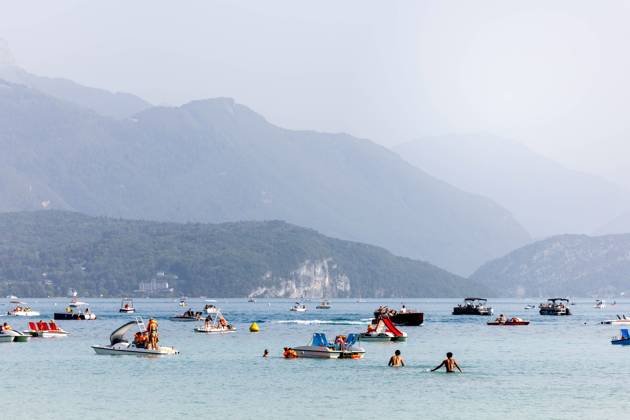 LAKE ANNECY DRYING UP PHOTOPQR LE DAUPHINE Tom PHAM VAN SUU Annecy August 27, 2026 In Annecy, Haute-Savoie, August 27, 2026 Lake Annecy is losing one centimeter of water per day, a sign of a severe drought. As it drains, it reveals new beaches for swimmers. It’s as if the tide had gone out. Photo by Tom Pham Van Suu, Le Dauphiné Libéré, Aug. 27, 2026, Annecy, Haute-Savoie, August 27, 2026 Lake Annecy is losing one centimeter of water a day—a sign of severe drought. As the water recedes, new beaches are revealed for swimmers. It is as if the tide had gone out. Annecy, Haute-Savoie, Rhône-Alpes, France Copyright: xPHOTOPQR LExDAUPHINE MAXPPPxTomxPHAMxVANxSUUx 20260827JDL4468 20260827JDL4468
