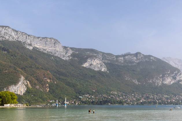 LAKE ANNECY DRYING UP PHOTOPQR LE DAUPHINE Tom PHAM VAN SUU Annecy August 27, 2026 In Annecy, Haute-Savoie, August 27, 2026 Lake Annecy is losing one centimeter of water per day, a sign of a severe drought. As it drains, it reveals new beaches for swimmers. It’s as if the tide had gone out. Photo by Tom Pham Van Suu, Le Dauphiné Libéré, Aug. 27, 2026, Annecy, Haute-Savoie, August 27, 2026 Lake Annecy is losing one centimeter of water a day—a sign of severe drought. As the water recedes, new beaches are revealed for swimmers. It is as if the tide had gone out. Annecy, Haute-Savoie, Rhône-Alpes, France Copyright: xPHOTOPQR LExDAUPHINE MAXPPPxTomxPHAMxVANxSUUx 20260827JDL4470 20260827JDL4470
