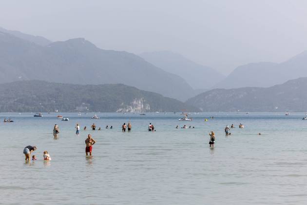 LAKE ANNECY DRYING UP PHOTOPQR LE DAUPHINE Tom PHAM VAN SUU Annecy August 27, 2026 In Annecy, Haute-Savoie, August 27, 2026 Lake Annecy is losing one centimeter of water per day, a sign of a severe drought. As it drains, it reveals new beaches for swimmers. It’s as if the tide had gone out. Photo by Tom Pham Van Suu, Le Dauphiné Libéré, Aug. 27, 2026, Annecy, Haute-Savoie, August 27, 2026 Lake Annecy is losing one centimeter of water a day—a sign of severe drought. As the water recedes, new beaches are revealed for swimmers. It is as if the tide had gone out. Annecy, Haute-Savoie, Rhône-Alpes, France Copyright: xPHOTOPQR LExDAUPHINE MAXPPPxTomxPHAMxVANxSUUx 20260827JDL4471 20260827JDL4471