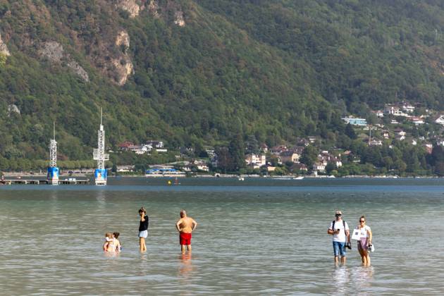 LAKE ANNECY DRYING UP PHOTOPQR LE DAUPHINE Tom PHAM VAN SUU Annecy August 27, 2026 In Annecy, Haute-Savoie, August 27, 2026 Lake Annecy is losing one centimeter of water per day, a sign of a severe drought. As it drains, it reveals new beaches for swimmers. It’s as if the tide had gone out. Photo by Tom Pham Van Suu, Le Dauphiné Libéré, Aug. 27, 2026, Annecy, Haute-Savoie, August 27, 2026 Lake Annecy is losing one centimeter of water a day—a sign of severe drought. As the water recedes, new beaches are revealed for swimmers. It is as if the tide had gone out. Annecy, Haute-Savoie, Rhône-Alpes, France Copyright: xPHOTOPQR LExDAUPHINE MAXPPPxTomxPHAMxVANxSUUx 20260827JDL4472 20260827JDL4472