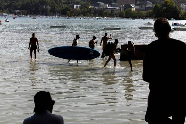 LAKE ANNECY DRYING UP PHOTOPQR LE DAUPHINE Tom PHAM VAN SUU Annecy August 27, 2026 In Annecy, Haute-Savoie, August 27, 2026 Lake Annecy is losing one centimeter of water per day, a sign of a severe drought. As it drains, it reveals new beaches for swimmers. It’s as if the tide had gone out. Photo by Tom Pham Van Suu, Le Dauphiné Libéré, Aug. 27, 2026, Annecy, Haute-Savoie, August 27, 2026 Lake Annecy is losing one centimeter of water a day—a sign of severe drought. As the water recedes, new beaches are revealed for swimmers. It is as if the tide had gone out. Annecy, Haute-Savoie, Rhône-Alpes, France Copyright: xPHOTOPQR LExDAUPHINE MAXPPPxTomxPHAMxVANxSUUx 20260827JDL4473 20260827JDL4473