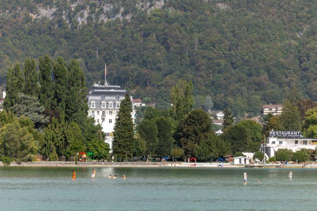 LAKE ANNECY DRYING UP PHOTOPQR LE DAUPHINE Tom PHAM VAN SUU Annecy August 27, 2026 In Annecy, Haute-Savoie, August 27, 2026 Lake Annecy is losing one centimeter of water per day, a sign of a severe drought. As it drains, it reveals new beaches for swimmers. It’s as if the tide had gone out. Photo by Tom Pham Van Suu, Le Dauphiné Libéré, Aug. 27, 2026, Annecy, Haute-Savoie, August 27, 2026 Lake Annecy is losing one centimeter of water a day—a sign of severe drought. As the water recedes, new beaches are revealed for swimmers. It is as if the tide had gone out. Annecy, Haute-Savoie, Rhône-Alpes, France Copyright: xPHOTOPQR LExDAUPHINE MAXPPPxTomxPHAMxVANxSUUx 20260827JDL4474 20260827JDL4474