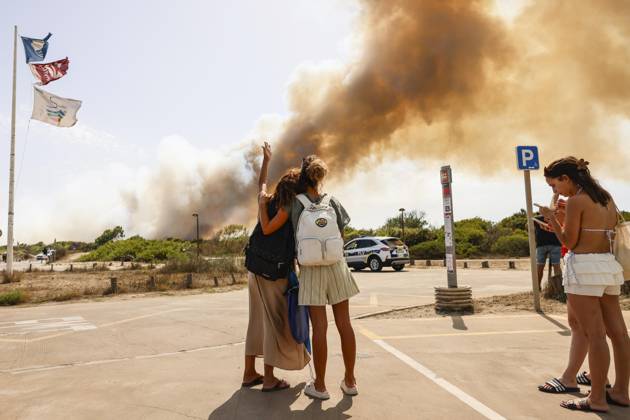 Several fire crews and aerial resources have been deployed to a fire in Gola de Pujol, in El Saler, Valencia. Several people were evacuated during a wildfire on August 27, 2026, in Gola de Pujol, El Saler, Valencia, Valencian Community, Spain. Three aerial resources and six crews from the Valencia Municipal Fire Department are working to extinguish a fire that broke out in Gola de Pujol, within the Devesa de El Saler, a protected area belonging to the Albufera Natural Park. The fire has already forced preventive evacuations of Tower 1 of the residential complex in the Devesa de El Saler area and the parking lot, and has led to the preemptive closure of the CV 500 highway, which connects this natural area with Valencia. AUGUST 27, 2026 FORE Copyright: xRoberxSolsonax 7734555