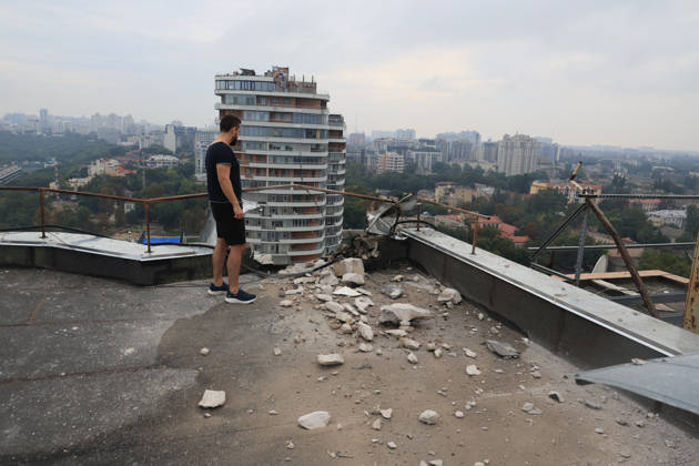A man stands on the roof of a building, damaged by a Russian attack in Odesa, Ukraine, August 27, 2026. On the night and morning of August 27, the Russian Federation attacked Odesa. The Russian army massively attacked Odesa with missiles and drones. The Russian strikes damaged infrastructure, an academic institution, and a multi-storey building. (Photo by Nina Liashonok Ukrinform) Odesa hit by overnight and daytime Russian strikes  Copyright: xNinaxLiashonokx