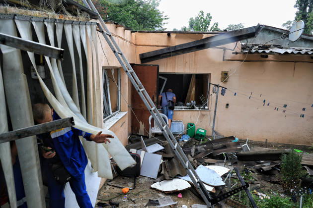 Men examine a house, damaged by a Russian attack in the Prymorskyi district of Odesa, Ukraine, August 27, 2026. On the night and morning of August 27, the Russian Federation attacked Odesa. The Russian army massively attacked Odesa with missiles and drones. The Russian strikes damaged infrastructure, an academic institution, and a multi-storey building. (Photo by Nina Liashonok Ukrinform) Odesa hit by overnight and daytime Russian strikes  Copyright: xNinaxLiashonokx