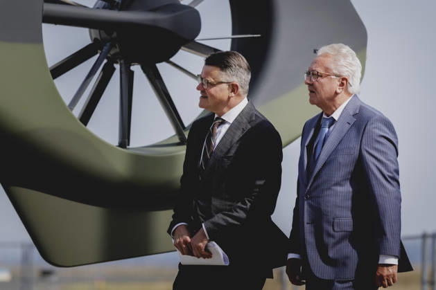 (L-R) Boris Rhein, Ministerpraesident von Hessen, und Armin Papperger, Vorstandsvorsitzender von Rheinmetall, aufgenommen im Rahmen einer Pressekonferenz zum geplanten Defence-Hub Nordhessen von RheinMetall am Flughafen Kassel-Calden in Kassel, 27.08.2026. Kassel Deutschland Copyright: xFlorianxGaertnerx