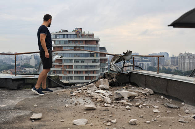 A man stands on the roof of a building, damaged by a Russian attack in Odesa, Ukraine, August 27, 2026. On the night and morning of August 27, the Russian Federation attacked Odesa. The Russian army massively attacked Odesa with missiles and drones. The Russian strikes damaged infrastructure, an academic institution, and a multi-storey building. (Photo by Nina Liashonok Ukrinform) Odesa hit by overnight and daytime Russian strikes  Copyright: xNinaxLiashonokx