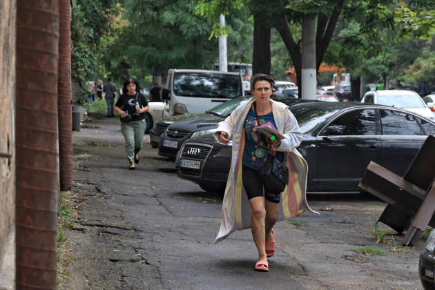 A woman in a bathrobe runs along a street during a response effort to a Russian attack in the Prymorskyi district of Odesa, Ukraine, August 27, 2026. On the night and morning of August 27, the Russian Federation attacked Odesa. The Russian army massively attacked Odesa with missiles and drones. The Russian strikes damaged infrastructure, an academic institution, and a multi-storey building. (Photo by Nina Liashonok Ukrinform) Odesa hit by overnight and daytime Russian strikes  Copyright: xNinaxLiashonokx