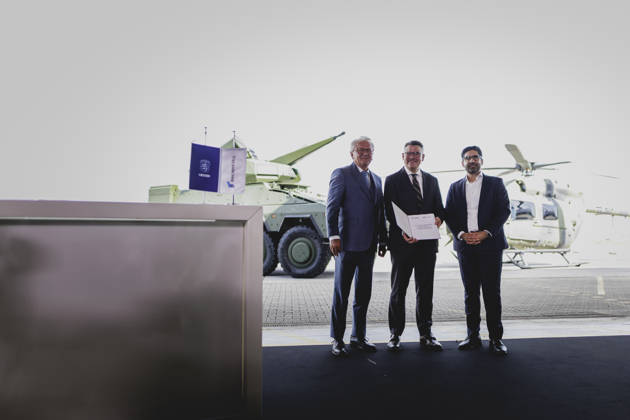 (L-R) Armin Papperger, Vorstandsvorsitzender von Rheinmetall, Boris Rhein, Ministerpraesident von Hessen, und Kaweh Mansoori, Wirtschaftsminister von Hessen, aufgenommen im Rahmen einer Pressekonferenz zum geplanten Defence-Hub Nordhessen von RheinMetall am Flughafen Kassel-Calden in Kassel, 27.08.2026. Kassel Deutschland Copyright: xFlorianxGaertnerx