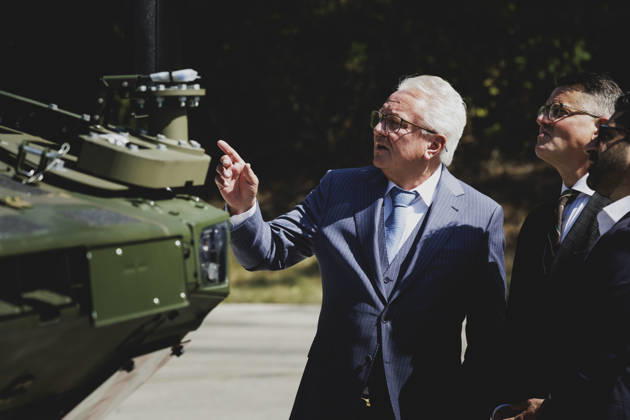 (L-R) Armin Papperger, Vorstandsvorsitzender von Rheinmetall, Boris Rhein, Ministerpraesident von Hessen, und Kaweh Mansoori, Wirtschaftsminister von Hessen, aufgenommen im Rahmen eines Werksbesuchs bei Rheinmetall in Kassel, 27.08.2026. Kassel Deutschland Copyright: xFlorianxGaertnerx