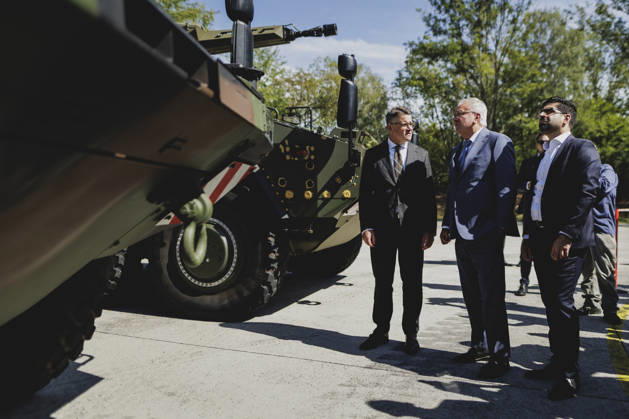 (L-R) Boris Rhein, Ministerpraesident von Hessen, Armin Papperger, Vorstandsvorsitzender von Rheinmetall, und Kaweh Mansoori, Wirtschaftsminister von Hessen, aufgenommen im Rahmen eines Werksbesuchs bei Rheinmetall in Kassel, 27.08.2026. Kassel Deutschland Copyright: xFlorianxGaertnerx