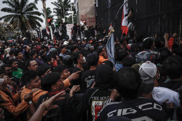 August 27, 2026, Jakarta, Dki Jakarta, Indonesia: August 27, 2026, A crowd staged a protest in front of the DPR MPR Building complex in Jakarta on Thursday. The protest called for the eradication of corruption and the passage of the Asset Forfeiture Bill. Jakarta Indonesia  - ZUMAf198 20260827_zip_f198_002 Copyright: xMuhammadxFebriansyahx