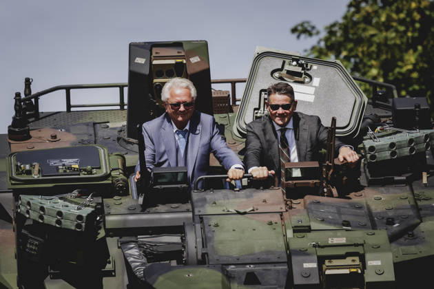 (L-R) Armin Papperger, Vorstandsvorsitzender von Rheinmetall, und Boris Rhein, Ministerpraesident von Hessen, aufgenommen im Rahmen einer Fahrt in einem Boxer bei einem Werksbesuch von RheinMetall in Kassel, 27.08.2026. Kassel Deutschland Copyright: xFlorianxGaertnerx
