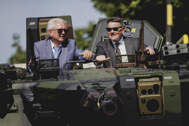 (L-R) Armin Papperger, Vorstandsvorsitzender von Rheinmetall, und Boris Rhein, Ministerpraesident von Hessen, aufgenommen im Rahmen einer Fahrt in einem Boxer bei einem Werksbesuch von RheinMetall in Kassel, 27.08.2026. Kassel Deutschland Copyright: xFlorianxGaertnerx
