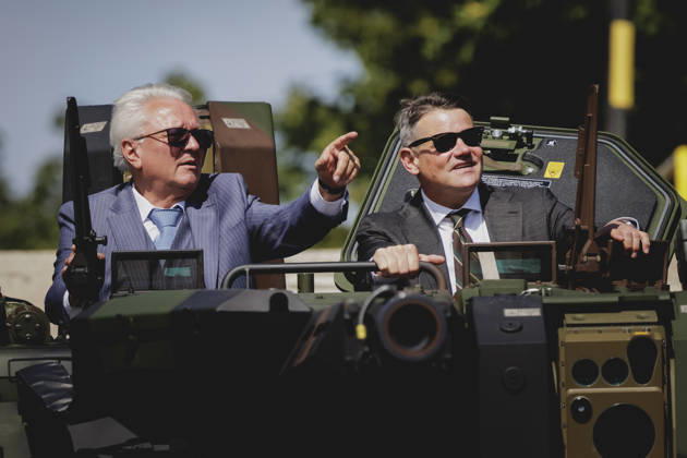 (L-R) Armin Papperger, Vorstandsvorsitzender von Rheinmetall, und Boris Rhein, Ministerpraesident von Hessen, aufgenommen im Rahmen einer Fahrt in einem Boxer bei einem Werksbesuch von RheinMetall in Kassel, 27.08.2026. Kassel Deutschland Copyright: xFlorianxGaertnerx