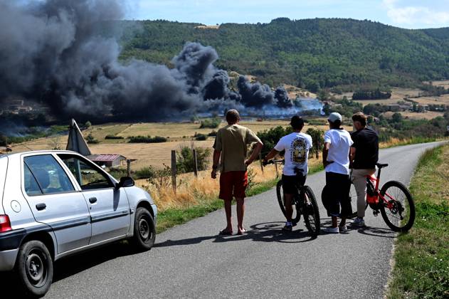 A major fire broke out in the commune of Brossainc in the Ardèche department, within the Pilat Regional Natural Park. The fire started at a car scrapyard near a residential area, causing numerous vehicle explosions. Several hectares of vegetation were also burned. Photo taken on Thursday, August 27, 2026, by Romain Doucelin, Bestimage, Brossainc, France  Copyright: xRomainxDoucelinx xBestimagexRomainxDoucelinx xBestimagex